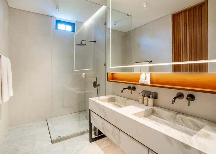 Villa Trident-1 Modern 4br In Batu Bolong,